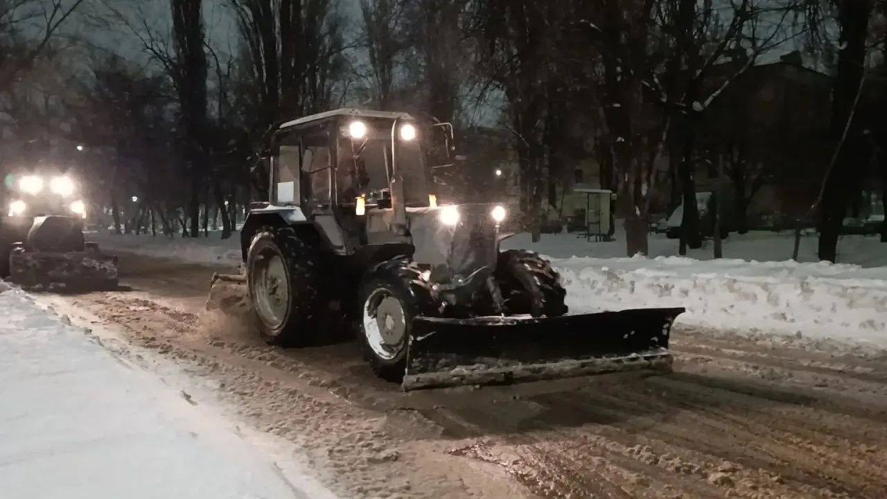 Саратовцам рассказали, как коммунальные службы очищают город от снега
